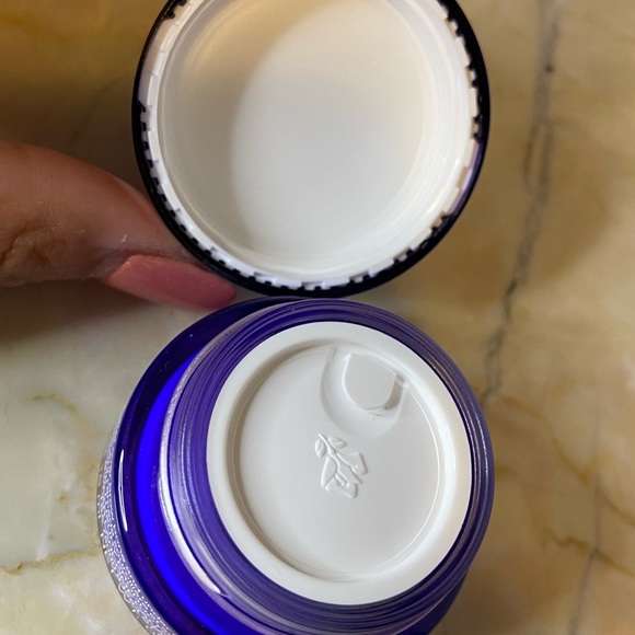 RÉNERGIE LIFT MULTI-ACTION EYE CREAM
0.5 ounce - Picture 5 of 5